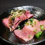 焼肉 基 - 肉寿司    左:内モモ・右:ザブトン