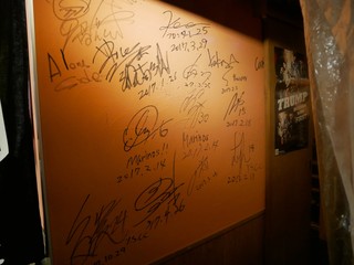 Yakiniku Hajime - ここの壁以外にも色々サインがありましたっ