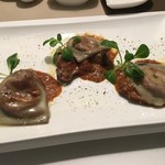 Ristorante SUOLO - スカモルツァチーズとベーコン詰め物のラビオリ カカオの風味とポルチーニのソース