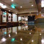 旬彩　ふくろう - カウンターの中は、調理場となっています。 そして、店内の外側は４人掛けのテーブル席がL字型に配置されています。