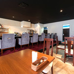 D'ORO HATSUDAI - 店内のテーブル席の風景です