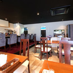 D'ORO HATSUDAI - 店内のテーブル席の風景です