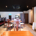 D'ORO HATSUDAI - 店内のテーブル席の風景です