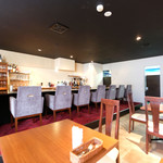 D'ORO HATSUDAI - 店内のテーブル席の風景です