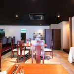 D'ORO HATSUDAI - 店内のテーブル席の風景です