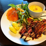 隠れ家 - 鶏肉がダメな人には特別にローストビーフに変更してくれました。