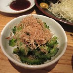 豚とん 茶茶ちゃ - おつまみはもう一品ゴーヤポン酢４００円、ゴーヤを湯引きしてかつお節を乗せてある簡単な料理ですがお酒が進みました。
