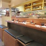 豚とん 茶茶ちゃ - お店はカウンターとテーブル席というオーソドックスな造り、入口ではラードを使って揚げられるトンカツを目の前で眺める事が出来ます。