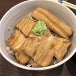 高はし - 穴子丼 ＠２０００円。穴子２匹、ご飯も十分な量でした。山葵も素人の私には、よかった、です(^｡^)