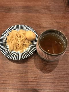 高はし - 小鉢とお茶。