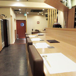 阿波座 なが友 - 禁煙の店内はカウンターとテーブル('18.6月下旬)