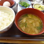 すき家 - 料理写真:オーダーしたとん汁・納豆定食