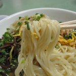 玉八 - 冷しラーメン/麺リフト