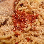 辛しや - すりゴマととうがらしをふりふり