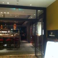 37 Steakhouse & Bar - %E5%85%A5%E3%82%8B%E3%81%A8%E3%83%90%E3%83%BC%E3%82%AB%E3%82%A6%E3%83%B3%E3%82%BF%E3%83%BC%E3%81%8C%E3%81%82%E3%81%A3%E3%81%A6%E5%A5%A5%E3%81%8C%E3%83%86%E3%83%BC%E3%83%96%E3%83%AB%E5%B8%AD%E3%81%A7%E