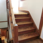 阿佐利 本店 - 小刻みな階段