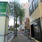 Burger Stand Tender - 外観とバス停です