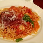 トラットリア ロマーノ - フレッシュトマトとモッツァレラチーズ、バジルのトマトソーススパゲッティ　生ハムのせ