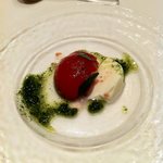 トラットリア・アルベロ - トマトがゼリー状に！いつものカプレーゼがお洒落に変身。