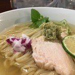 鶏ムネチャーシューに紫タマネギ、とろろ昆布