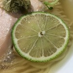 らぁ麺やまぐち - 昆布の旨味がが引き立つライム