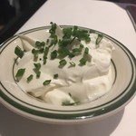 Wolfgang's Steakhouse by Wolfgang Zwiener - チップスに付けるサワークリームw 多すぎだろw