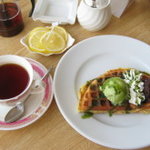 喫茶フルール - 抹茶ワッフルのハーフサイズとティー