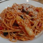 シモネッタ - キャバツ、ケッパー、黒オリーブ、アンチョビのトマトソース