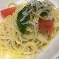 世界のワイン博物館 グランフロント大阪店  - しらすとトマト バジルの冷製パスタ
                (ハーフサイズ)