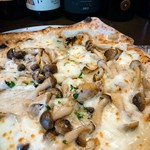 リストランテ ピッツェリア ジャンカルロ トウキョウ - 鶏肉・キノコ・モッツアレラ・ガーリック・パセリ