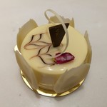 ホワイトチョコのムースにピスタチオのブリュレとフランボワーズのジュレ、パラディ562円