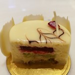 まったりコクのある甘味のホワイトチョコムースに、キリリと酸味の効いたフランボワーズやピスタチオの香りがマッチ