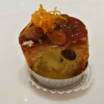 ラム酒がヒタヒタに浸み込む生地に、バニラビーンズ入りカスタードやラム酒漬けレーズン、オレンジピールの妖艶なハーモニー