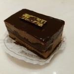 オーボンヴュータン - きちんと苦味を感じるコーヒーバタークリームに、力強いガナッシュと洋酒しみ込む生地、オペラ411円