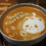 うさぎとぼく - 今日のラテアートはまたまた上野動物園の
      子パンダ・シャンシャン！！
      6月12日に1歳になるシャンシャンの
      お祝いラテアートを描いて下さったよ～♪