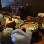 うさぎとぼく - 今日も阿倍野の人気カフェ『うさぎとぼく』で
      おやつをいただくボキら。ケーキセットを注文したよ。
      ボキはニューヨークチーズケーキとアイスコーヒー。
      ちびつぬはキャロットケーキとカフェラテ。