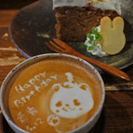 うさぎとぼく - 香香(シャンシャン)のお名前とお誕生日の6.12まで
      描いてもらえて感激です！！シャンシャンのラテアートは
      やっぱり、うさぼく兄さんのが一番だね♪
      
      今日も楽しくて美味しいおやつタイムでした、、、