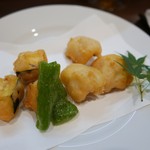 一僖 - 賀茂茄子ハモの天ぷら オニオンスライスサワーソースで