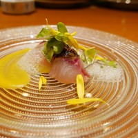 RESTAURANT hidamarino - イサキ（軽く塩で締めて皮目を炙る）パプリカの泡、柑橘類のソースで