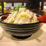 拉麺大公 - 辛しニンニク味噌 麺大盛 もやし増し (側面)