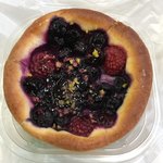 バックシュトゥーベ ツオップ - 2種ベリー ブリオッシュ（？）