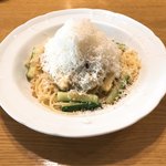 カ・デル・ヴィアーレ - ズッキーニ&ヘーゼルナッツのスパゲティーニ
                                ペコリーノチーズかけ