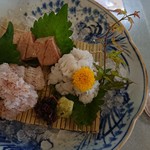 赤心 - 鱧湯引き梅ダレ。醤油。