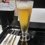 MAM CAFE - 私と娘はビールを飲んでフライトの時間を待ちました。 