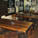 Sutekihausu Ribera - 広々としたテーブル席です。店内にはレスラーの写真がいっぱい！