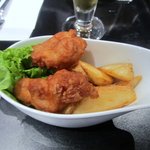 MAM CAFE - ビールセットにはビールのつまみの定番の唐揚げとポテトフライが付いて来ます、これが案外揚げたてで美味しくビールが進みました・・・・ 