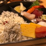 大門 武鮨 - さしみ弁当(並) 1000円。