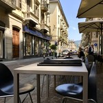 LA FERMATA Torino - 道路のテラス席はイタリアでは当たり前のこと