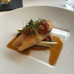 CROWN - ブルターニュ産平目のムニエル/ソッカとポワロージュンヌ/トマトとコリアンダーのコンディメント。