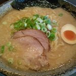 越後秘蔵麺　無尽蔵  - 豚骨醤油ラーメン 680円